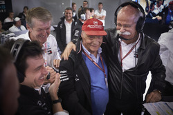 Керівник Mercedes AMG Тото Вольфф, невиконавчий директор Mercedes Нікі Лауда