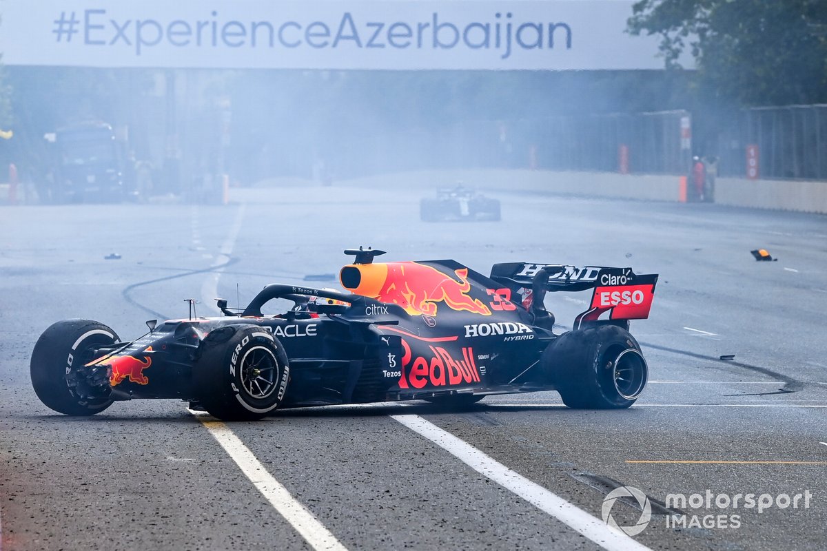Max Verstappen, Red Bull Racing, saat mengalami insiden pecah ban di F1 GP Azerbaijan 2021