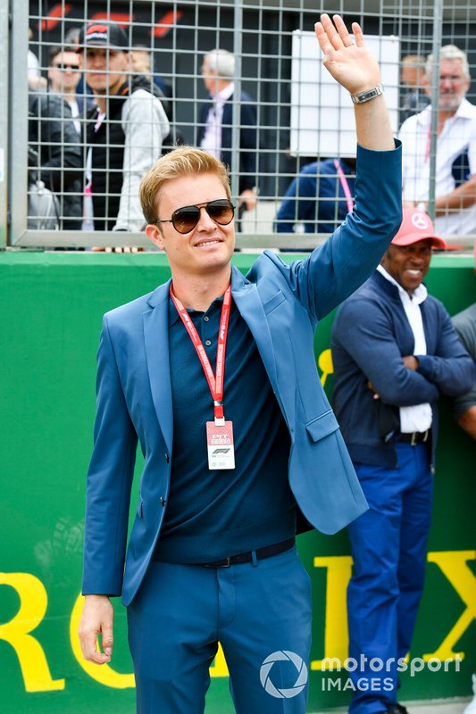 Nico Rosberg waves from the grid