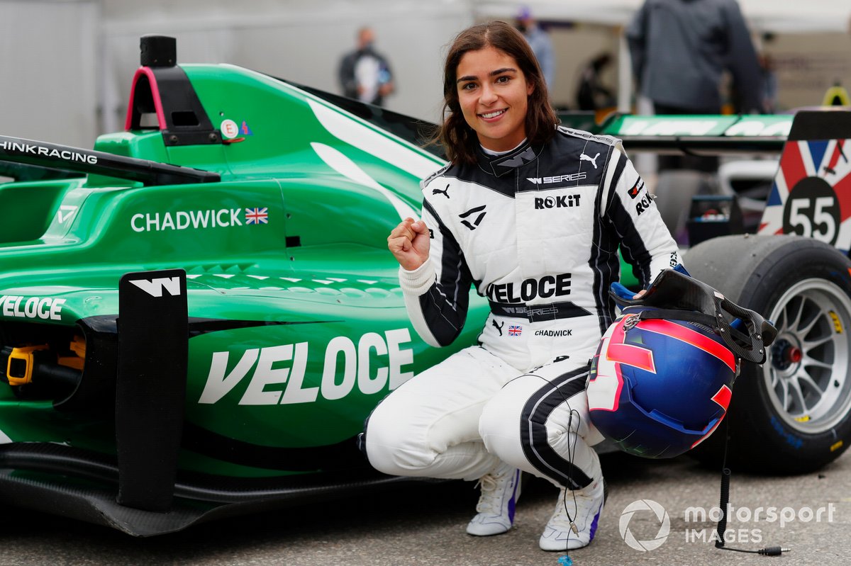 Jamie Chadwick merayakan keberhasilan merebut pole position W Series Spa-Francorchamps.