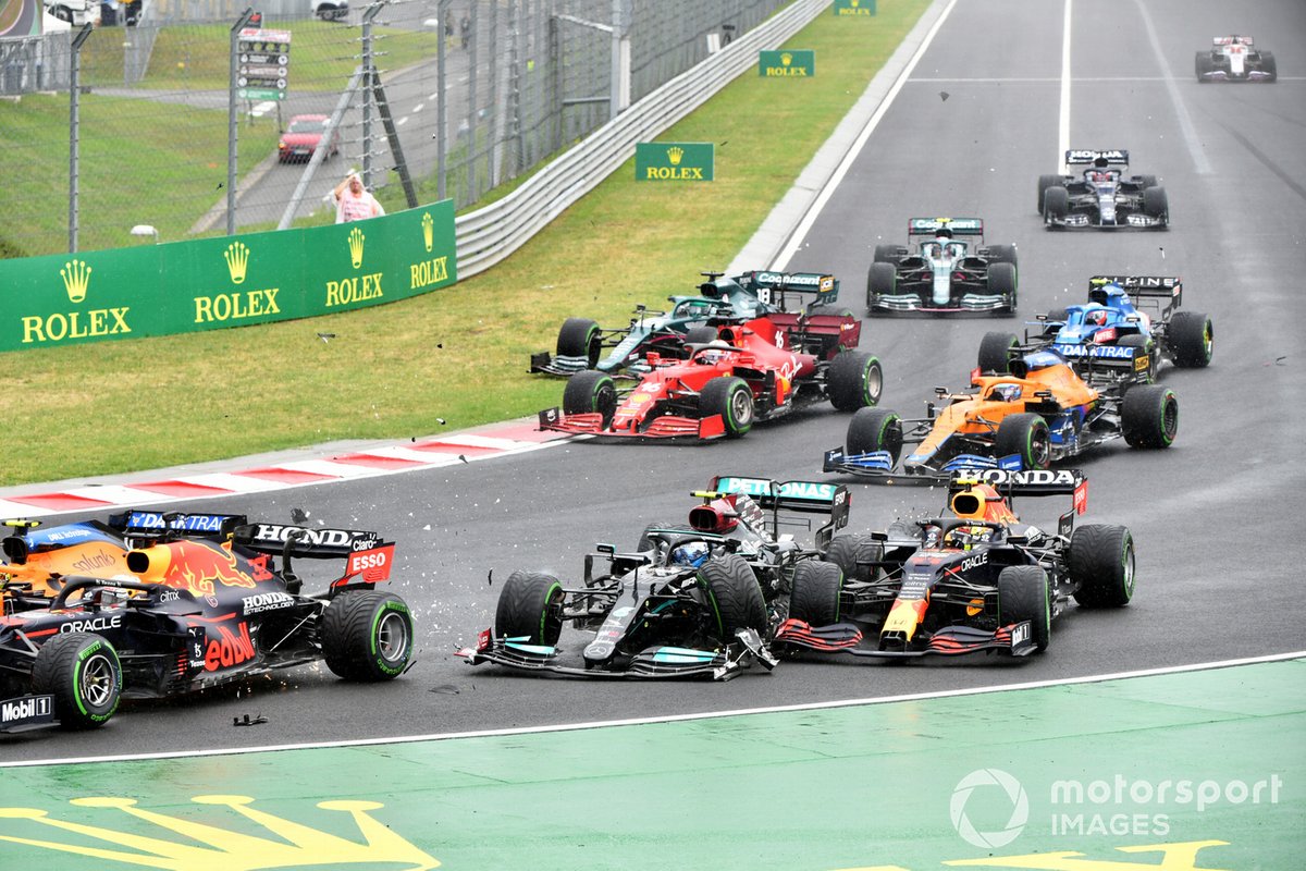 Valtteri Bottas, Mercedes W12, bertubrukan dengan Sergio Perez, Red Bull Racing RB16B, saat start