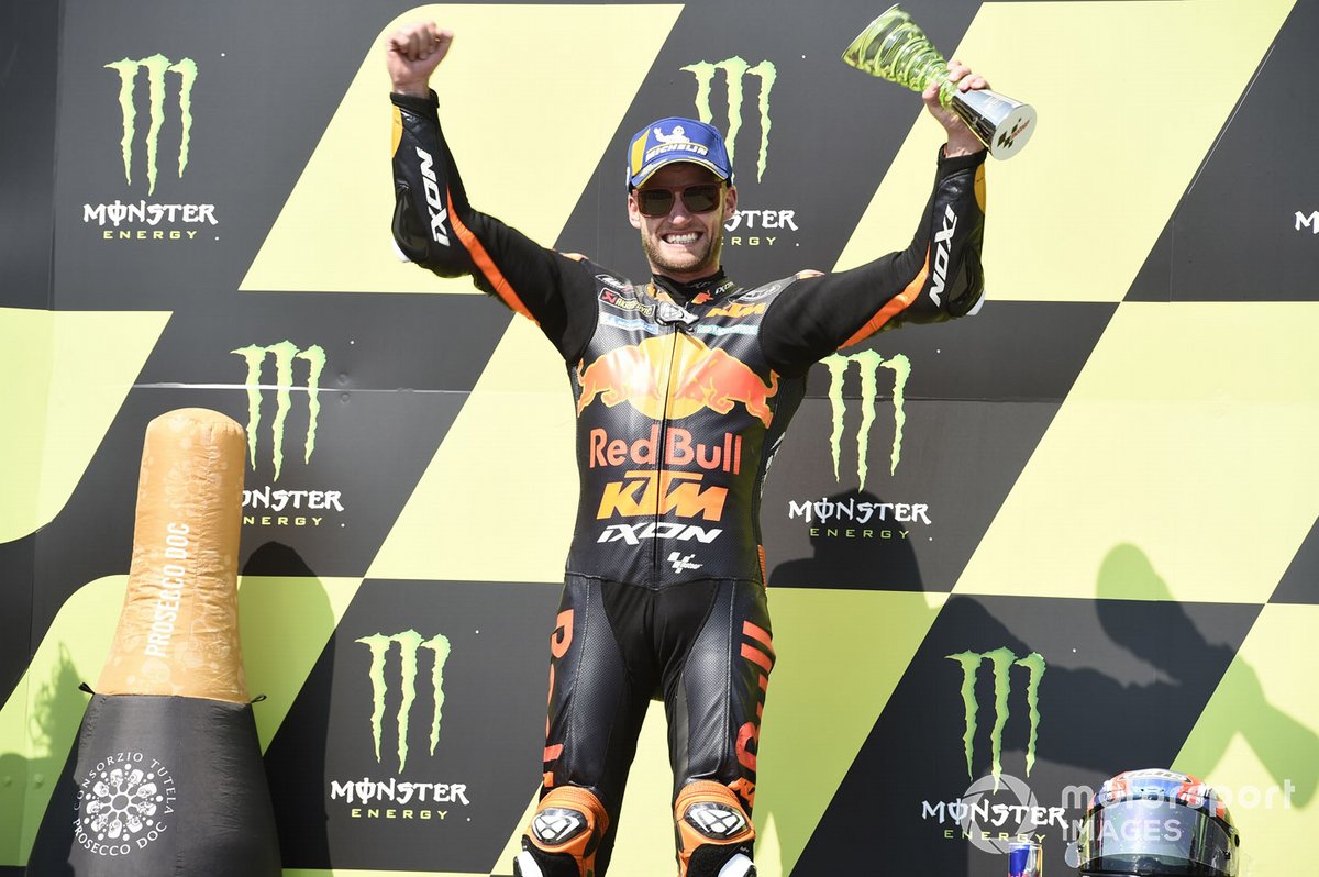 Brad Binder, Red Bull KTM Factory Racing, saat naik podium utama MotoGP Rep. Ceko 2020.