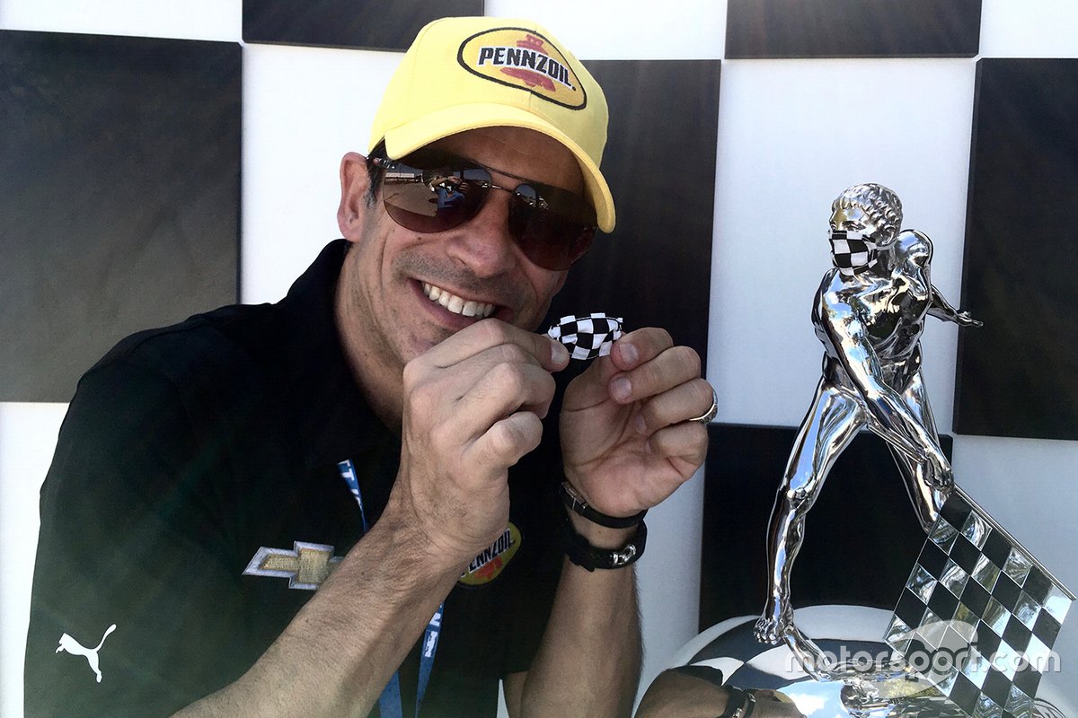 El tres veces ganador de la Indy 500 del equipo Penske, Helio Castroneves, con la pequeña mascarilla