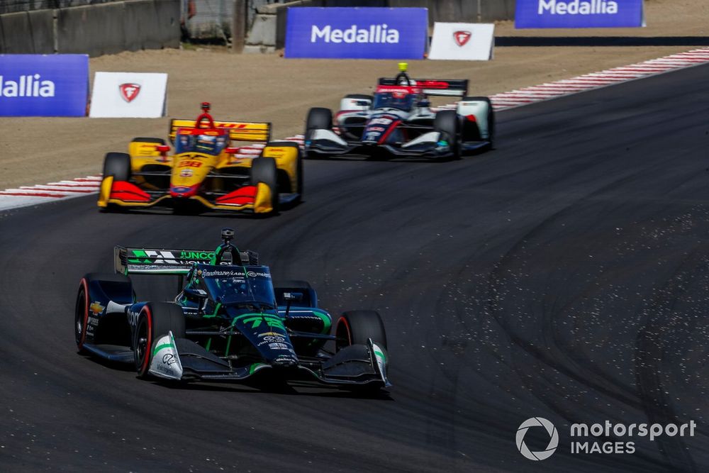 Agustín Canapino transita delante de Romain Grosjean en Laguna Seca.