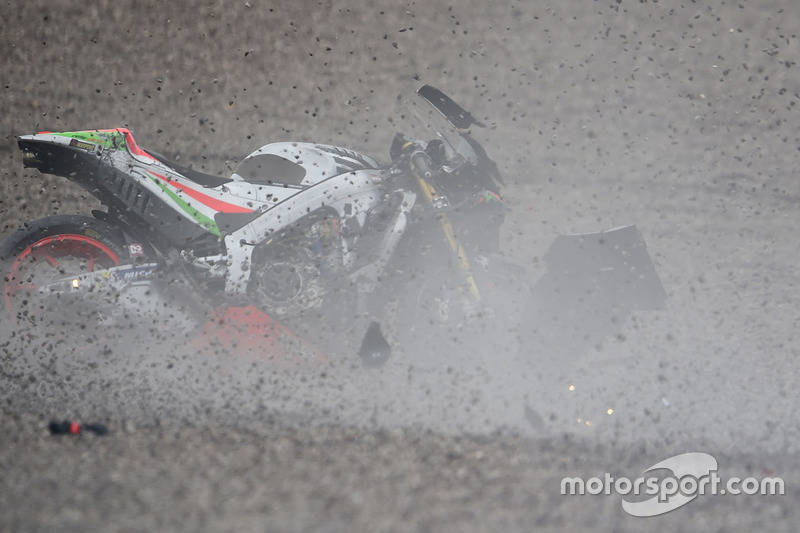 Sturz: Stefan Bradl, Aprilia Racing Team Gresini