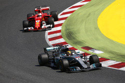Lewis Hamilton, Mercedes AMG F1 W08; Sebastian Vettel, Ferrari SF70H