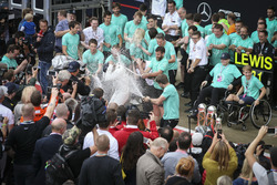 Podyum: Yarış galibi Lewis Hamilton, Mercedes AMG F1 ve 2. Valtteri Bottas, Mercedes AMG F1 ve Billy Monger