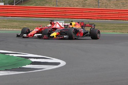 Sebastian Vettel, Ferrari SF70H ve Max Verstappen, Red Bull Racing