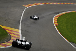 Lance Stroll, Williams FW40, Felipe Massa, Williams FW40, in Eau Rouge