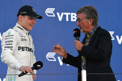 Race winner Valtteri Bottas, Mercedes AMG F1, Eddie Jordan, Channel 4 F1 TV