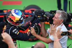 Il vincitore della gara Daniel Ricciardo, Red Bull Racing festeggia nel parco chiuso
