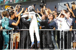 2. Sebastian Vettel, Ferrari, feiert im Parc Ferme mit dem Team