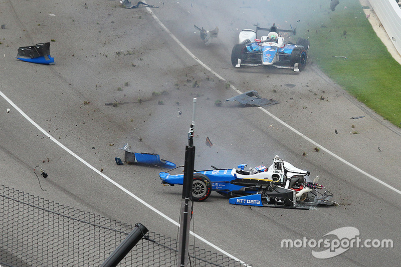 Scott Dixon, Chip Ganassi Racing Honda, Jay Howard, Schmidt Peterson Motorsports Honda involved in a huge crash