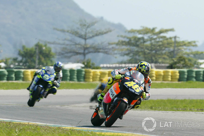 <img src="http://cdn-1.motorsport.com/static/custom/car-thumbs/MOTOGP_2017/RIDERS_NUMBERS/Rossi.png" width="55" /> #30 GP di Rio 2003