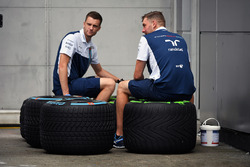 Meccanici Williams e pneumatici Pirelli