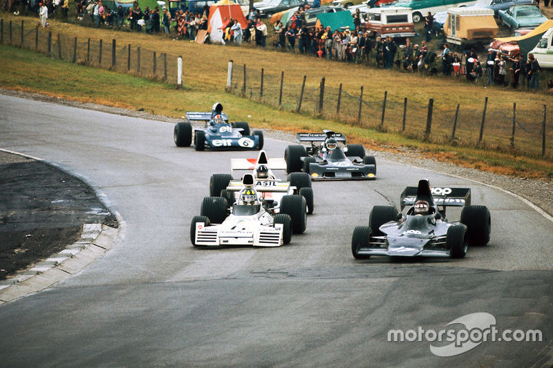 Джеки Оливер (Shadow DN1 Ford №17) ведет борьбу с соперниками на Гран При Канады 1973 года