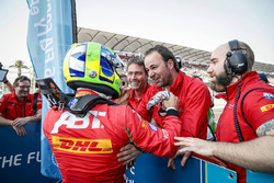 Winnaar Lucas di Grassi, ABT Schaeffler Audi Sport in parc ferme met zijn team