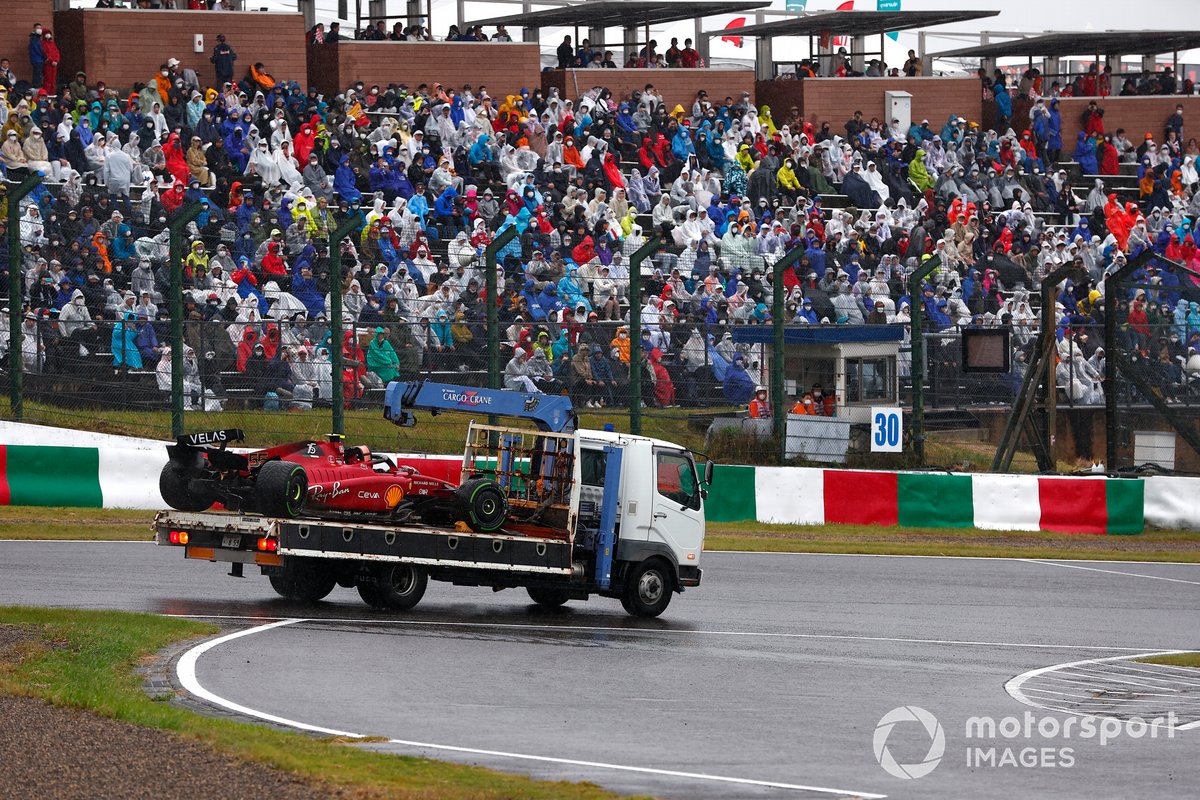 El coche de Carlos Sainz, Ferrari F1-75, es retirado tas el accidente del español en Suzuka.