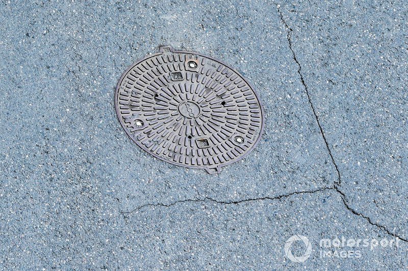 Penutup drainase di sirkuit jalan raya Baku, Azerbaijan