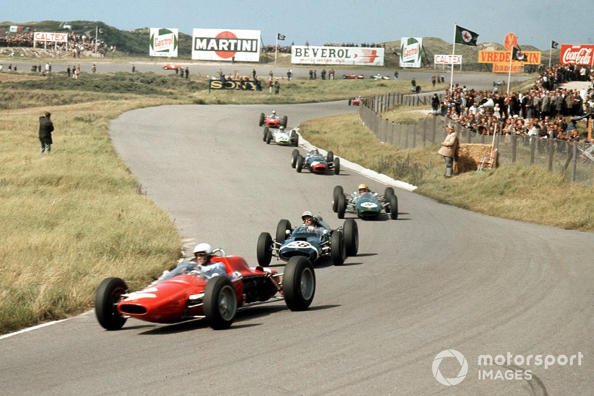 Chris Amon in de Grand Prix van Nederland 1963 achter Phil Hill, Joakim Bonnier en Trevor Taylor. In zijn tweede Formule 1-race zou Chris uitvallen met een olielek