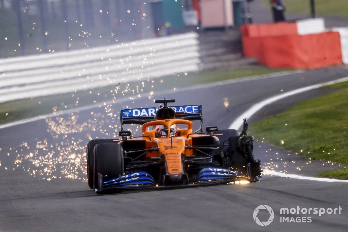 Carlos Sainz Jr., McLaren MCL35, in de pits met een lekke band