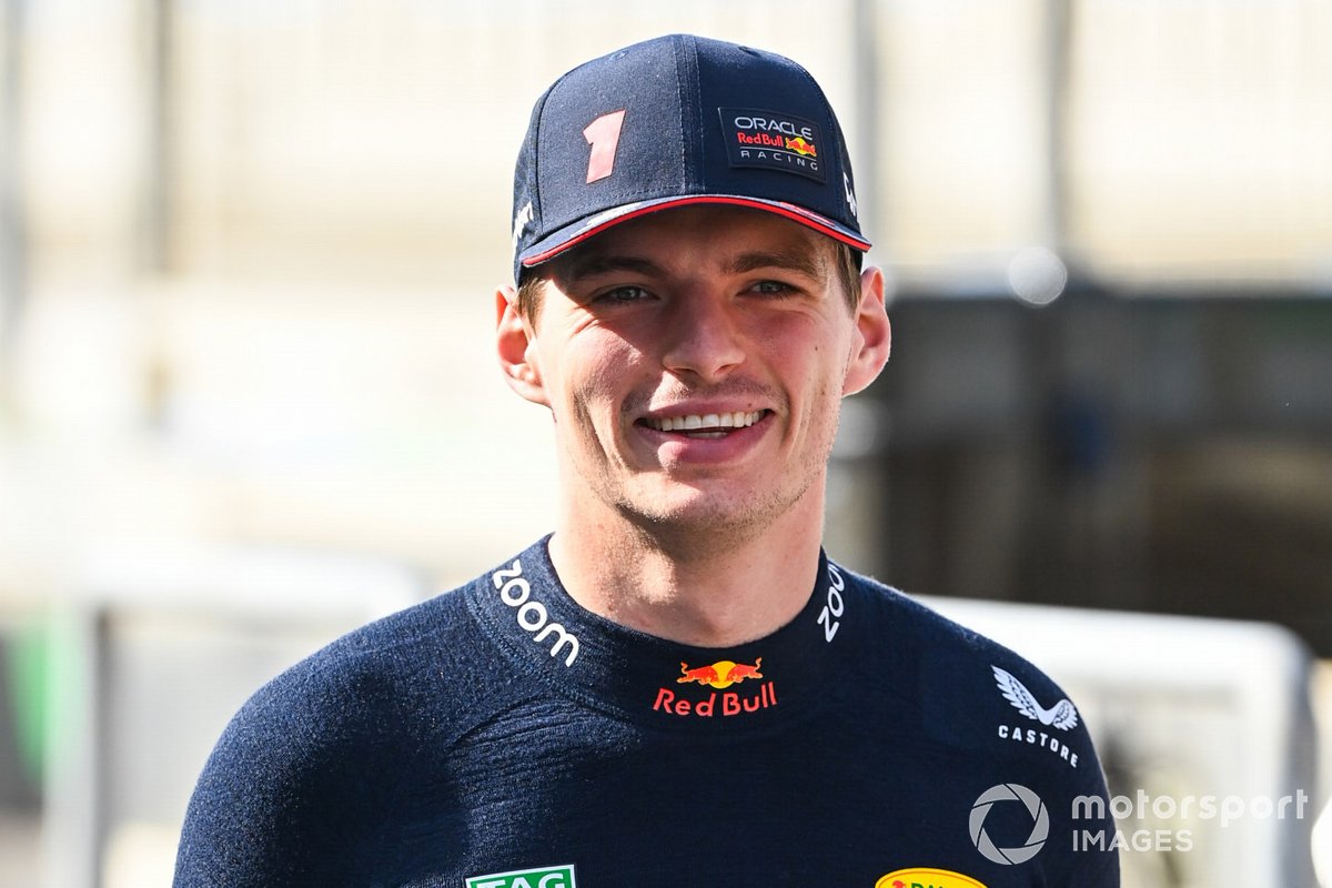 Max Verstappen, Red Bull Racing, sonriente el jueves en Bahréin.
