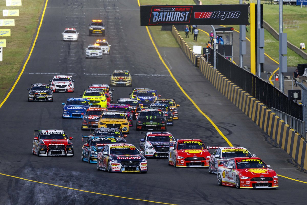 Anton de Pasquale, Dick Johnson Racing Ford leads at the start