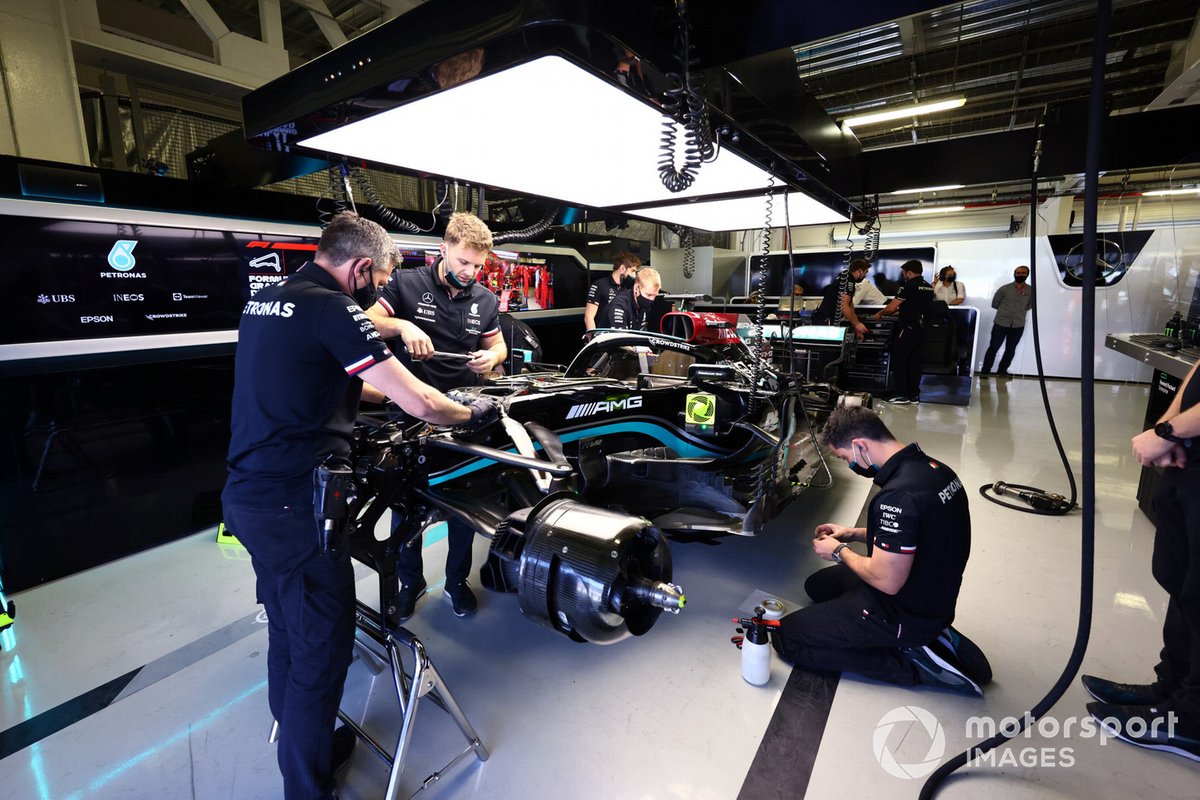 Mecánicos de Mercedes trabajan en el garage.