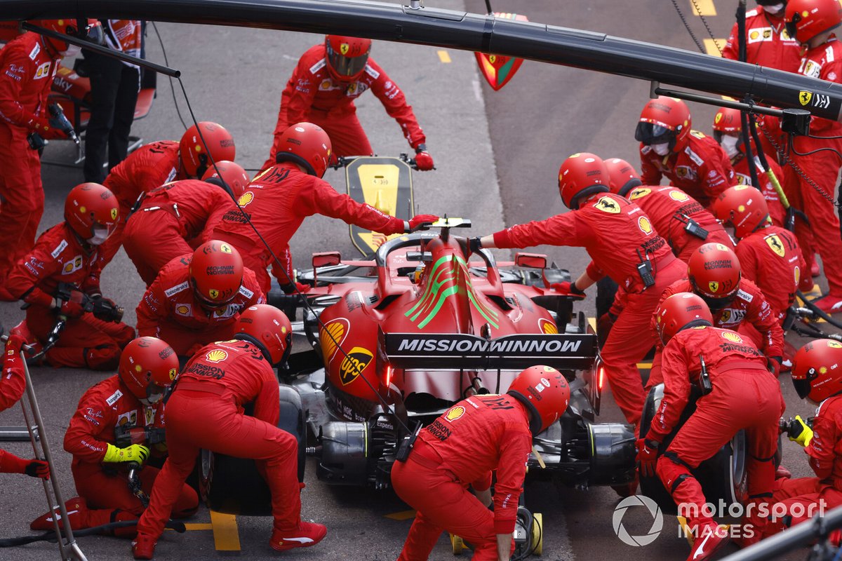 Carlos Sainz Jr., Ferrari SF21 , in the pits