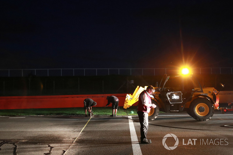 Travaux noctures pour améliorer le drainage de la piste avant les courses de dimanche à Silverstone