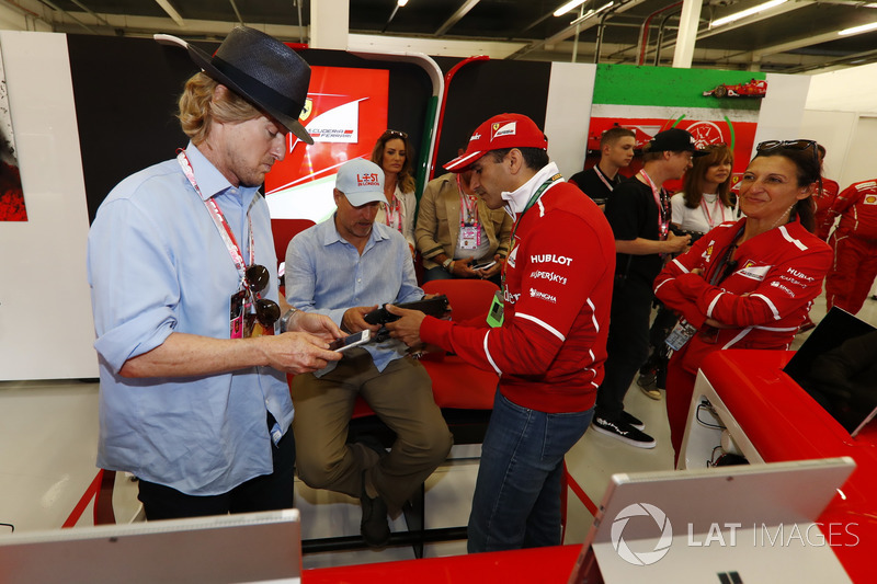 Owen Wilson y Woody Harrelson reciban un recorrido por el garaje de Ferrari de Sergio Marchionne director ejecutivo Fiat Chrysler y Presidente de Ferrari