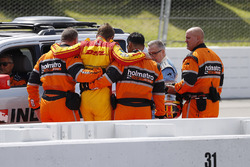 Ryan Hunter-Reay, Andretti Autosport Honda, riceve assistenza dal Holmatro Safety Team dopo l'incide