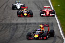 Max Verstappen, Red Bull Racing RB12 precede Daniel Ricciardo, Red Bull Racing RB12, Kimi Raikkonen,