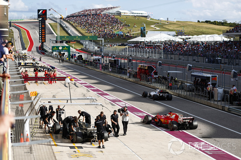 Valtteri Bottas, Mercedes AMG F1 W08, Sebastian Vettel, Ferrari SF70H, Felipe Massa, Williams FW40, en pits