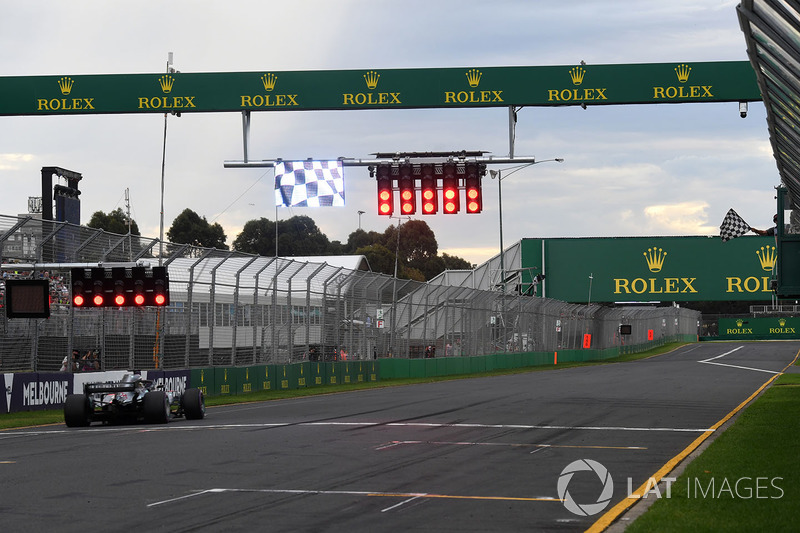 Lewis Hamilton, Mercedes-AMG F1 W09 and red lights