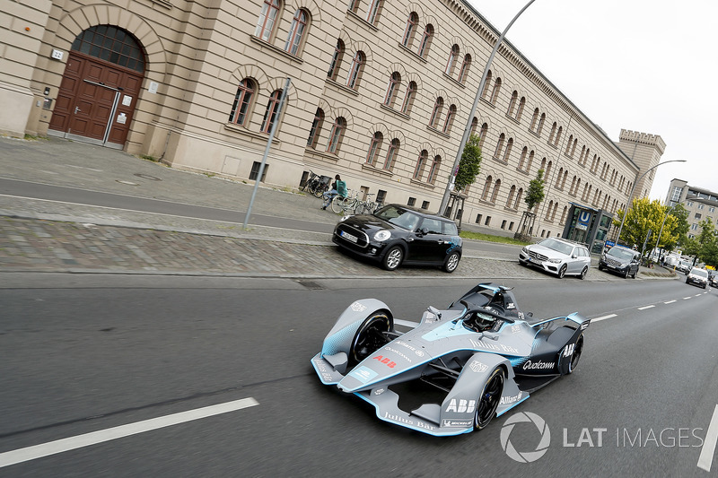 Formula 1 World Champion Nico Rosberg, Gen2 Formula E aracını Berlin sokaklarında sürüyor