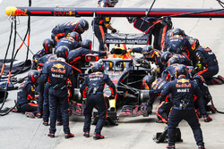 Daniel Ricciardo, Red Bull Racing RB14, comes in for a stop