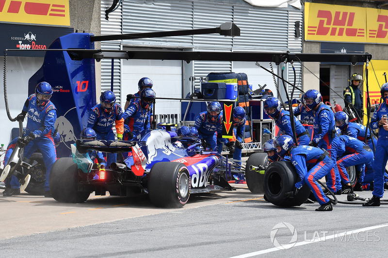 Pierre Gasly, Scuderia Toro Rosso STR13, pit stop
