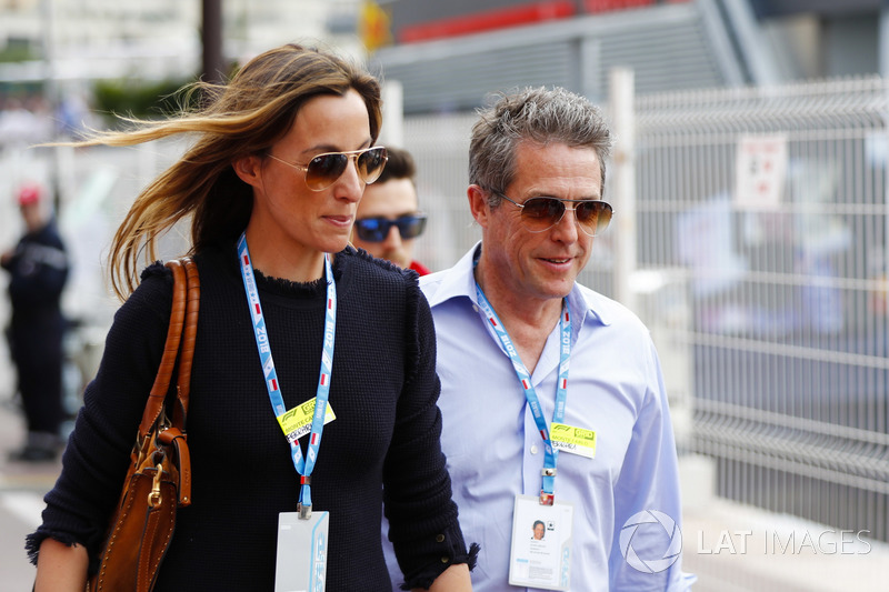 El actor Hugh Grant y su esposa Anna Elisabet Eberstein
