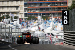 Vonken bij Daniel Ricciardo, Red Bull Racing RB12