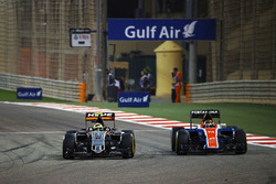 Sergio Perez, Sahara Force India F1 VJM09 and Pascal Wehrlein, Manor Racing MRT05