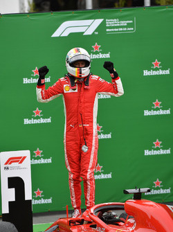 Il vincitore della gara Sebastian Vettel, Ferrari SF71H, festeggia nel parco chiuso