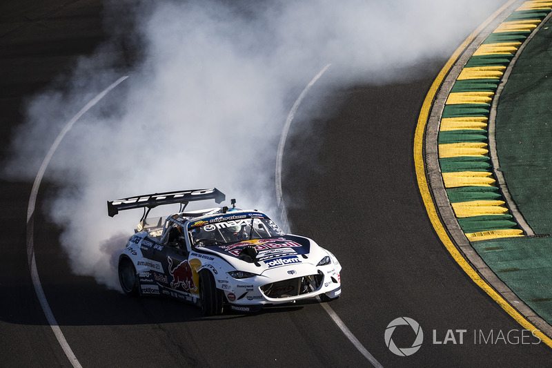 "Mad Mike" Michael Whiddett, Mazda RX7 ve yolcusu Daniel Ricciardo, Red Bull Racing