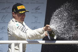 Tweede Valtteri Bottas, Mercedes AMG F1, met champagne op het podium