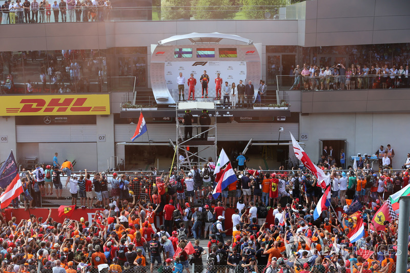 Jonathan Wheatley, Red Bull Racing Team Manager, Kimi Raikkonen, Ferrari, Max Verstappen, Red Bull Racing en Sebastian Vettel, Ferrari op het podium