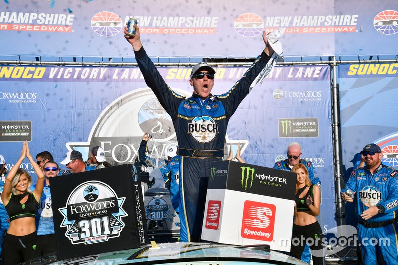 Race Winner Kevin Harvick, Stewart-Haas Racing, Ford Mustang Busch Beer / National Forest Foundation