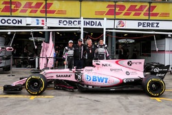 Sergio Perez, Sahara Force India F1; Otmar Szafnauer; Esteban Ocon, Sahara Force India F1; Force India F1 VJM10