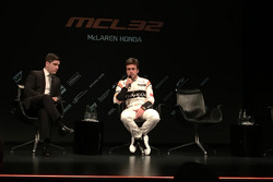 Simon Lazenby met Fernando Alonso, McLaren