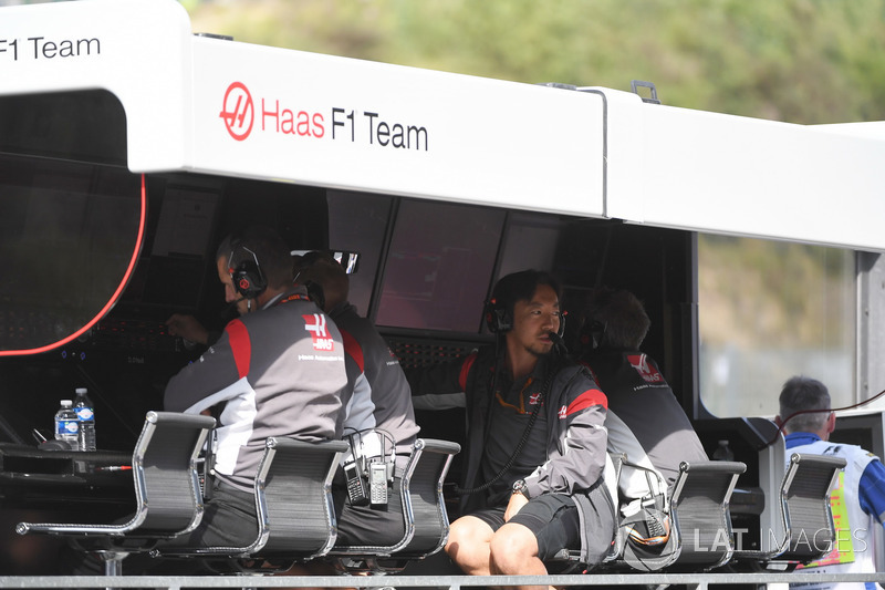 Ayao Komatsu, Haas F1 Engineer on the pit wall gantry