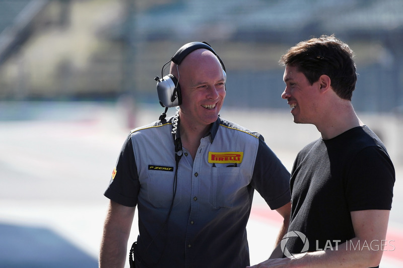 Pirelli mühendisi ve Alan Van Der Merwe, FIA Tıbbi araç pilotu